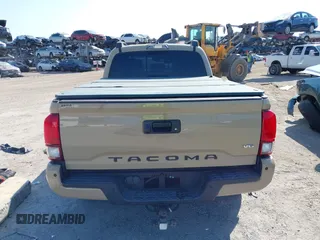 2018 Toyota Tacoma SR5 z VIN 3TMDZ5BN4JM039802, wystawiony jako IAAI lot #42300924 z przebiegiem 48 828 mil mil oraz . Historia ofert i sprzedaży dostępna na DreamBid. Obrazek 16.