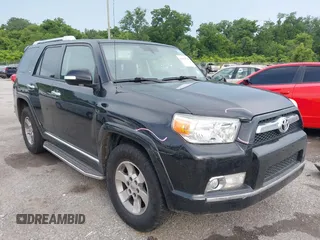 2013 Toyota 4Runner SR5 z VIN JTEZU5JR6D5049116, wystawiony jako IAAI lot #42492796 z przebiegiem 227 020 mil mil oraz . Historia ofert i sprzedaży dostępna na DreamBid. Obrazek 1.