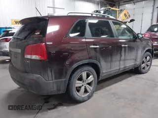 2013 Kia Sorento EX z VIN 5XYKUDA29DG313777, wystawiony jako IAAI lot #41574912 z przebiegiem 120 003 mil mil oraz . Historia ofert i sprzedaży dostępna na DreamBid. Obrazek 4.