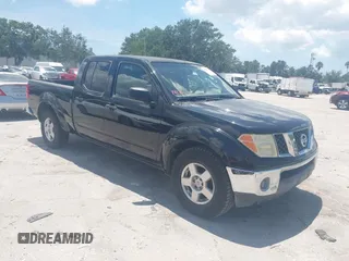 2008 Nissan Frontier SE z VIN 1N6AD09U88C417906, wystawiony jako IAAI lot #42533353 z przebiegiem 238 726 mil mil oraz . Historia ofert i sprzedaży dostępna na DreamBid. Obrazek 1.