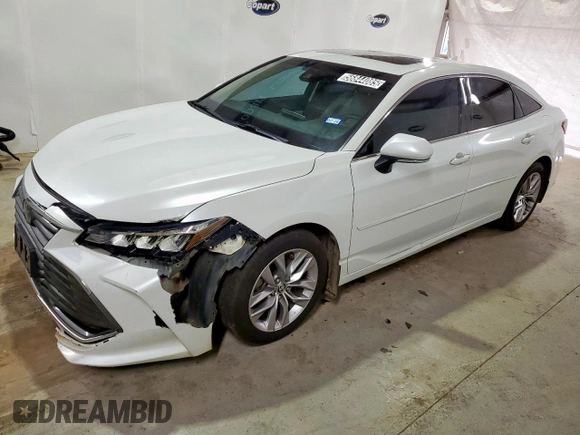 2021 Toyota Avalon XLE z VIN 4T1AZ1FB0MU060010, wystawiony jako Copart lot #56844085 z przebiegiem 115 788 mil mil oraz Czysty tytuł • Clean title. Historia ofert i sprzedaży dostępna na DreamBid. Obrazek 1.