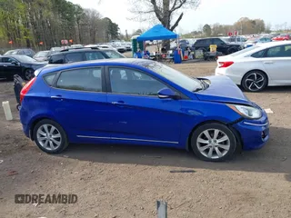 2013 Hyundai Accent SE z VIN KMHCU5AE7DU085650, wystawiony jako IAAI lot #42082694 z przebiegiem 115 506 mil mil oraz . Historia ofert i sprzedaży dostępna na DreamBid. Obrazek 13.