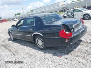 2008 Lincoln Town Car Limited z VIN 2LNHM82W68X659796, wystawiony jako IAAI lot #42105970 z przebiegiem 80 437 mil mil oraz . Historia ofert i sprzedaży dostępna na DreamBid. Obrazek 3.