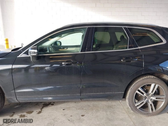 2018 Volvo XC60 Momentum with VIN LYVA22RKXJB101579, listed as a IAAI auction lot 41722082 with 33,579 mi miles. Bid and sale history available at carsss.com. Image 14.