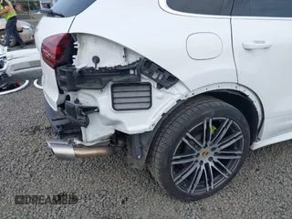 2016 Porsche Cayenne S E-Hybrid z VIN WP1AE2A22GLA17486, wystawiony jako IAAI lot #42229641 z przebiegiem 91 642 mil mil oraz . Historia ofert i sprzedaży dostępna na DreamBid. Obrazek 20.