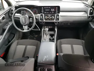 2023 Kia Sorento LX z VIN 5XYRGDLC4PG216535, wystawiony jako Copart lot #54432825 z przebiegiem 11 410 mil mil oraz Szkody całkowita. Historia ofert i sprzedaży dostępna na DreamBid. Obrazek 8.