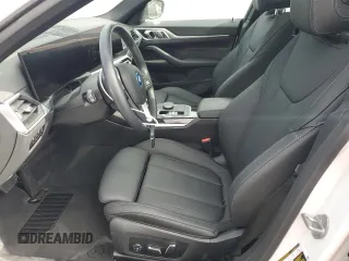 2024 BMW i4 eDrive35 z VIN WBY43AW00RFT22457, wystawiony jako Copart lot #53167205 z przebiegiem 3329 mil mil oraz Szkody całkowita. Historia ofert i sprzedaży dostępna na DreamBid. Obrazek 7.