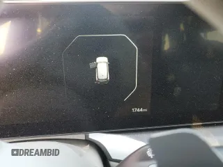 2024 Kia EV9 Wind z VIN KNDAFFS59R6018599, wystawiony jako Copart lot #66018504 z przebiegiem 1744 mil mil oraz Szkody całkowita. Historia ofert i sprzedaży dostępna na DreamBid. Obrazek 9.