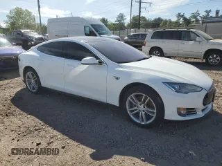 2014 Tesla Model S 60 z VIN 5YJSA1H19EFP37392, wystawiony jako Copart lot #57347625 z przebiegiem Nie podano mil oraz Szkoda całkowita • Salvage title. Historia ofert i sprzedaży dostępna na DreamBid. Obrazek 4.