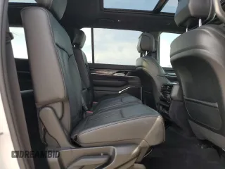 2024 Jeep Wagoneer с VIN 1C4SJUAPXRS115733, выставлен на аукционе Copart как лот 53359125 с пробегом 14 131 миль миль и Списание • Salvage title. История ставок и продаж доступна на DreamBid. Изображение 11.