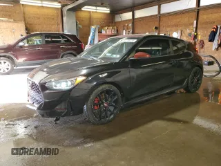 2019 Hyundai Veloster Turbo z VIN KMHTH6AB5KU005520, wystawiony jako Copart lot #54786185 z przebiegiem 93 010 mil mil oraz Szkody całkowita. Historia ofert i sprzedaży dostępna na DreamBid. Obrazek 1.