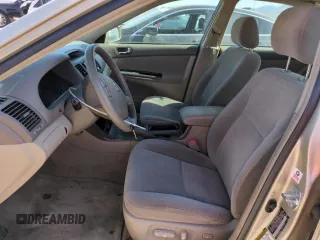 2005 Toyota Camry STD z VIN 4T1BE32K45U096575, wystawiony jako Copart lot #59634625 z przebiegiem 195 358 mil mil oraz Szkoda całkowita • Salvage title. Historia ofert i sprzedaży dostępna na DreamBid. Obrazek 7.
