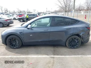 2021 Tesla Model Y Standard Range z VIN 5YJYGDED2MF118205, wystawiony jako IAAI lot #41785040 z przebiegiem 63 628 mil mil oraz . Historia ofert i sprzedaży dostępna na DreamBid. Obrazek 6.