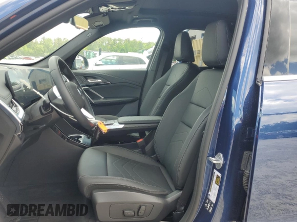 2025 BMW X1 xDrive28i z VIN WBX73EF03S5229226, wystawiony jako Copart lot #55457965 z przebiegiem 2490 mil mil oraz Tytuł czysty. Historia ofert i sprzedaży dostępna na DreamBid. Obrazek 7.