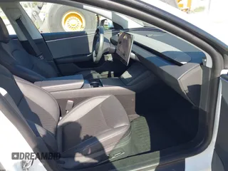 2024 Tesla Model 3 z VIN 5YJ3E1EA7RF721503, wystawiony jako IAAI lot #42246752 z przebiegiem 8 807 mil mil oraz . Historia ofert i sprzedaży dostępna na DreamBid. Obrazek 5.