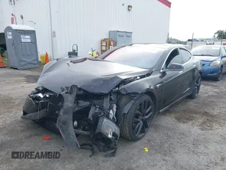 2016 Tesla Model S 90D z VIN 5YJSA1E4XGF171681, wystawiony jako IAAI lot #41836005 z przebiegiem 81 063 mil mil oraz . Historia ofert i sprzedaży dostępna na DreamBid. Obrazek 6.