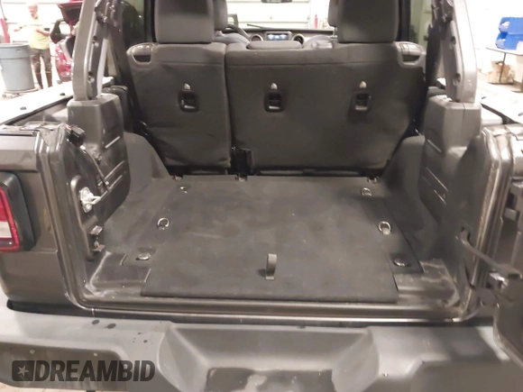 2019 Jeep Wrangler Unlimited Sport S z VIN 1C4HJXDG6KW598997, wystawiony jako IAAI lot #42473098 z przebiegiem 59 232 mil mil oraz . Historia ofert i sprzedaży dostępna na DreamBid. Obrazek 13.
