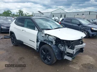 2021 Jeep Compass Altitude z VIN 3C4NJDBBXMT586529, wystawiony jako IAAI lot #42296016 z przebiegiem 71 789 mil mil oraz . Historia ofert i sprzedaży dostępna na DreamBid. Obrazek 1.