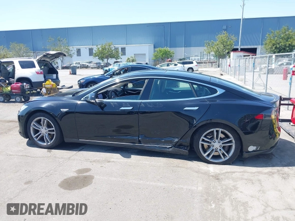 2013 Tesla Model S Performance z VIN 5YJSA1CP6DFP08779, wystawiony jako IAAI lot #42172960 z przebiegiem 136 450 mil mil oraz . Historia ofert i sprzedaży dostępna na DreamBid. Obrazek 14.