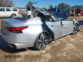 2019 Nissan Altima 2.5 SL with VIN 1N4BL4EV0KC156204, listed as a IAAI auction lot 41663798 with 131,117 mi miles. Bid and sale history available at carsss.com. Image 4.