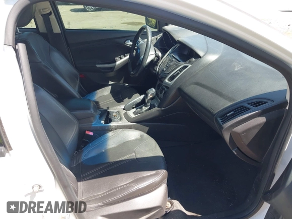 2013 Ford Focus SE z VIN 1FADP3F25DL164555, wystawiony jako IAAI lot #41945007 z przebiegiem 119 699 mil mil oraz . Historia ofert i sprzedaży dostępna na DreamBid. Obrazek 5.
