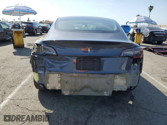 2022 Tesla Model 3 z VIN 5YJ3E1EA2NF318667, wystawiony jako Copart lot #49469145 z przebiegiem 48 242 mil mil oraz Szkoda całkowita • Salvage title. Historia ofert i sprzedaży dostępna na DreamBid. Obrazek 6.