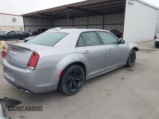2018 Chrysler 300 S z VIN 2C3CCABG3JH266313, wystawiony jako IAAI lot #42397694 z przebiegiem 79 549 mil mil oraz . Historia ofert i sprzedaży dostępna na DreamBid. Obrazek 4.