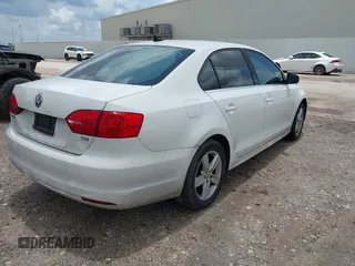 2014 Volkswagen Jetta TDI w/Premium/Nav z VIN 3VWLL7AJ4EM366694, wystawiony jako IAAI lot #42525154 z przebiegiem 89 056 mil mil oraz . Historia ofert i sprzedaży dostępna na DreamBid. Obrazek 4.