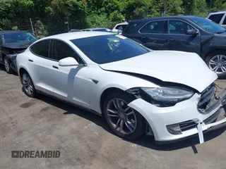 2014 Tesla Model S 60 z VIN 5YJSA1H18EFP38131, wystawiony jako IAAI lot #42286724 z przebiegiem 76 419 mil mil oraz . Historia ofert i sprzedaży dostępna na DreamBid. Obrazek 1.