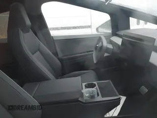2024 Tesla Cybertruck Cyberbeast z VIN 7G2CEHEE4RA054072, wystawiony jako IAAI lot #41839682 z przebiegiem Nie podano mil oraz . Historia ofert i sprzedaży dostępna na DreamBid. Obrazek 5.