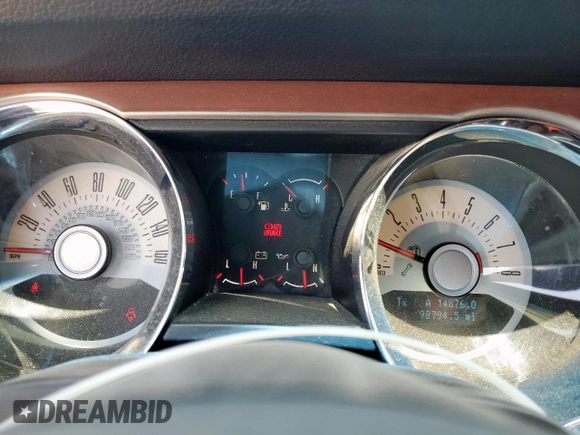 2012 Ford Mustang Premium z VIN 1ZVBP8AM6C5246219, wystawiony jako Copart lot #61443795 z przebiegiem 98 794 mil mil oraz Szkoda całkowita • Salvage title. Historia ofert i sprzedaży dostępna na DreamBid. Obrazek 9.