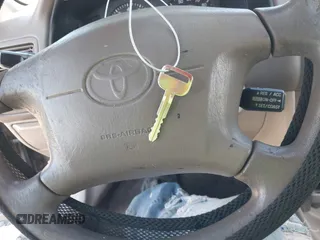 1998 Toyota Corolla VE z VIN 2T1BR18E2WC019524, wystawiony jako IAAI lot #41997009 z przebiegiem 255 968 mil mil oraz . Historia ofert i sprzedaży dostępna na DreamBid. Obrazek 11.
