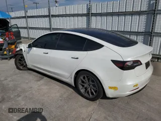 2021 Tesla Model 3 Standard Range Plus z VIN 5YJ3E1EA8MF098935, wystawiony jako Copart lot #53267905 z przebiegiem 116 673 mil mil oraz Szkody całkowita. Historia ofert i sprzedaży dostępna na DreamBid. Obrazek 2.