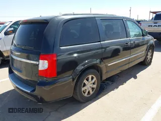 2013 Chrysler Town & Country Touring z VIN 2C4RC1BG7DR577053, wystawiony jako IAAI lot #42432189 z przebiegiem 135 957 mil mil oraz . Historia ofert i sprzedaży dostępna na DreamBid. Obrazek 4.