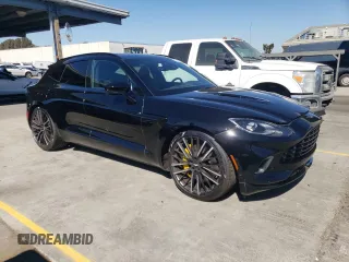 2022 Aston Martin DBX z VIN SD7VUJAW1NTV05151, wystawiony jako Copart lot #70043184 z przebiegiem 14 345 mil mil oraz Szkody całkowita. Historia ofert i sprzedaży dostępna na DreamBid. Obrazek 4.