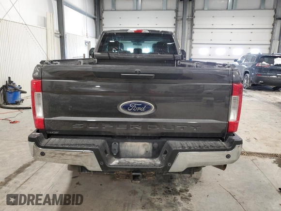 2018 Ford F-250 XL z VIN 1FT7X2B61JEB71609, wystawiony jako Copart lot #45167395 z przebiegiem 107 493 mil mil oraz Szkoda całkowita • Salvage title. Historia ofert i sprzedaży dostępna na DreamBid. Obrazek 6.
