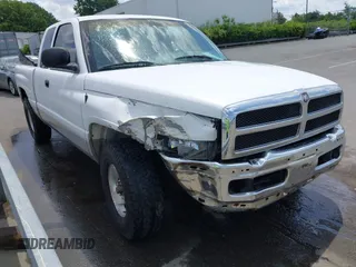 1999 Dodge 1500 z VIN 3B7HC13Z3XM535941, wystawiony jako IAAI lot #42174202 z przebiegiem 169 349 mil mil oraz . Historia ofert i sprzedaży dostępna na DreamBid. Obrazek 1.
