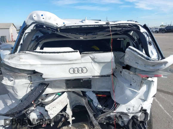 2022 Audi Q5 S line Premium z VIN WA1GAAFY3N2101201, wystawiony jako IAAI lot #41263245 z przebiegiem 28 361 mil mil oraz . Historia ofert i sprzedaży dostępna na DreamBid. Obrazek 15.