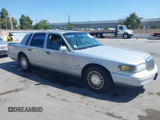 1997 Lincoln Town Car Cartier z VIN 1LNLM83W3VY744356, wystawiony jako IAAI lot #42366827 z przebiegiem 180 778 mil mil oraz . Historia ofert i sprzedaży dostępna na DreamBid. Obrazek 1.