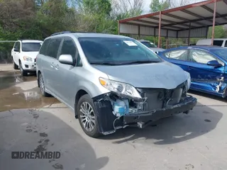 2019 Toyota Sienna XLE Auto Access Seat with VIN 5TDYZ3DC5KS977360, listed as a IAAI auction lot 41911897 with 71,200 mi miles. Bid and sale history available at carsss.com. Image 1.