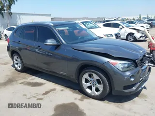 2014 BMW X1 sDrive28i z VIN WBAVM1C52EVW52813, wystawiony jako IAAI lot #42335312 z przebiegiem 84 968 mil mil oraz . Historia ofert i sprzedaży dostępna na DreamBid. Obrazek 1.