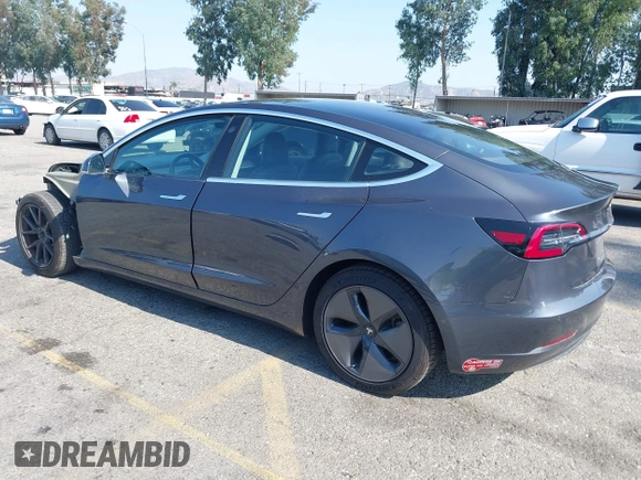 2018 Tesla Model 3 Long Range Battery z VIN 5YJ3E1EA2JF039262, wystawiony jako IAAI lot #42463443 z przebiegiem 77 482 mil mil oraz . Historia ofert i sprzedaży dostępna na DreamBid. Obrazek 3.