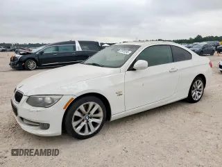 2013 BMW 3 Series 328i xDrive z VIN WBAKF5C51DJ297675, wystawiony jako Copart lot #57970245 z przebiegiem 94 142 mil mil oraz Czysty tytuł • Clean title. Historia ofert i sprzedaży dostępna na DreamBid. Obrazek 1.