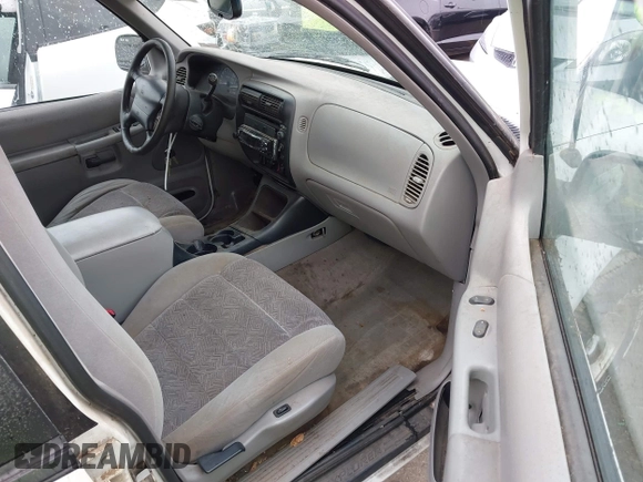 1998 Ford Explorer XL z VIN 1FMZU32E9WZA44004, wystawiony jako IAAI lot #41720181 z przebiegiem 137 267 mil mil oraz . Historia ofert i sprzedaży dostępna na DreamBid. Obrazek 5.