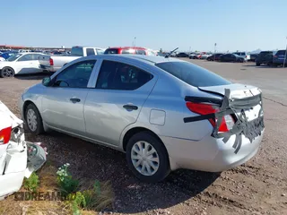 2014 Nissan Versa SV z VIN 3N1CN7AP4EL844350, wystawiony jako IAAI lot #42201655 z przebiegiem 133 117 mil mil oraz . Historia ofert i sprzedaży dostępna na DreamBid. Obrazek 3.