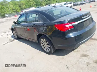 2013 Chrysler 200 Touring z VIN 1C3CCBBB1DN546558, wystawiony jako IAAI lot #42188477 z przebiegiem 164 678 mil mil oraz . Historia ofert i sprzedaży dostępna na DreamBid. Obrazek 3.