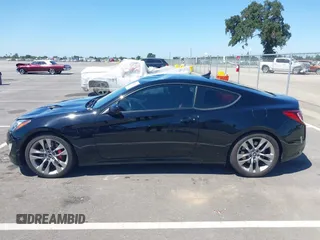 2013 Hyundai Genesis Coupe Track z VIN KMHHU6KJ6DU089065, wystawiony jako IAAI lot #42224509 z przebiegiem 104 918 mil mil oraz . Historia ofert i sprzedaży dostępna na DreamBid. Obrazek 14.