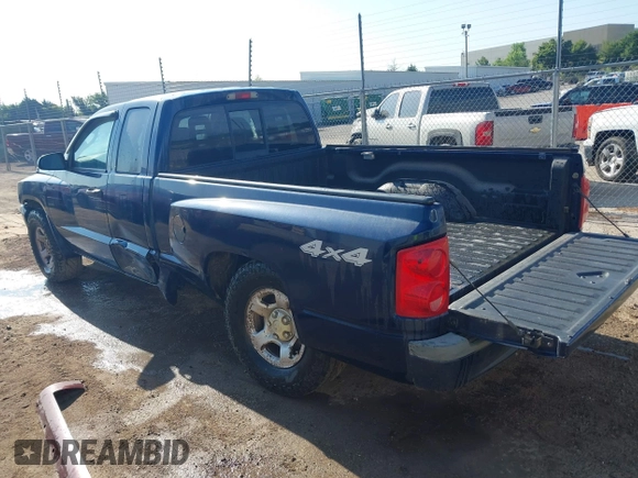 2005 Dodge Dakota z VIN 1D7HW22N05S254041, wystawiony jako IAAI lot #40369728 z przebiegiem 152 520 mil mil oraz . Historia ofert i sprzedaży dostępna na DreamBid. Obrazek 3.