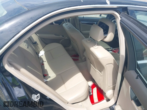 2013 Mercedes-Benz C 300 Sport z VIN WDDGF8ABXDR289715, wystawiony jako IAAI lot #42178866 z przebiegiem 67 658 mil mil oraz . Historia ofert i sprzedaży dostępna na DreamBid. Obrazek 8.