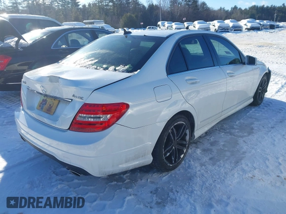 2013 Mercedes-Benz C 300 Sport z VIN WDDGF8AB8DR266708, wystawiony jako IAAI lot #41602920 z przebiegiem 131 068 mil mil oraz . Historia ofert i sprzedaży dostępna na DreamBid. Obrazek 4.